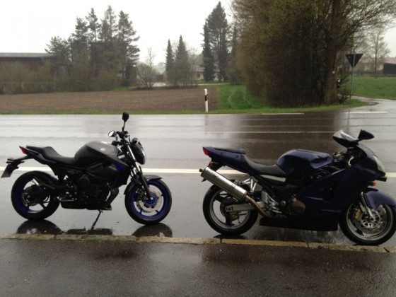 XJ6 und Kawa ZX12R im Regen